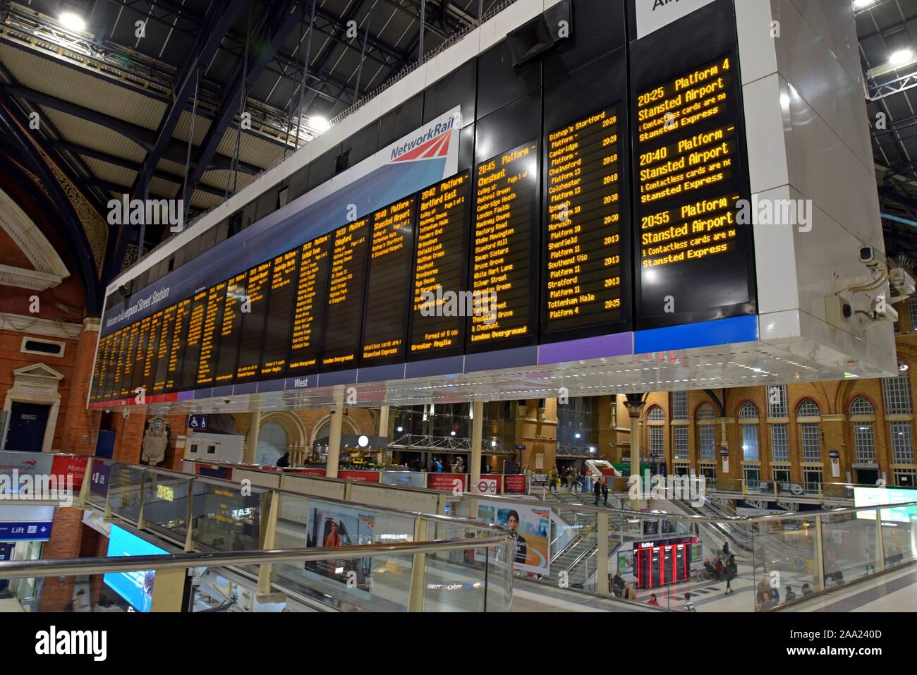 Le partenze di destinazione della scheda di visualizzazione a Liverpool Street Station di Londra. Foto Stock