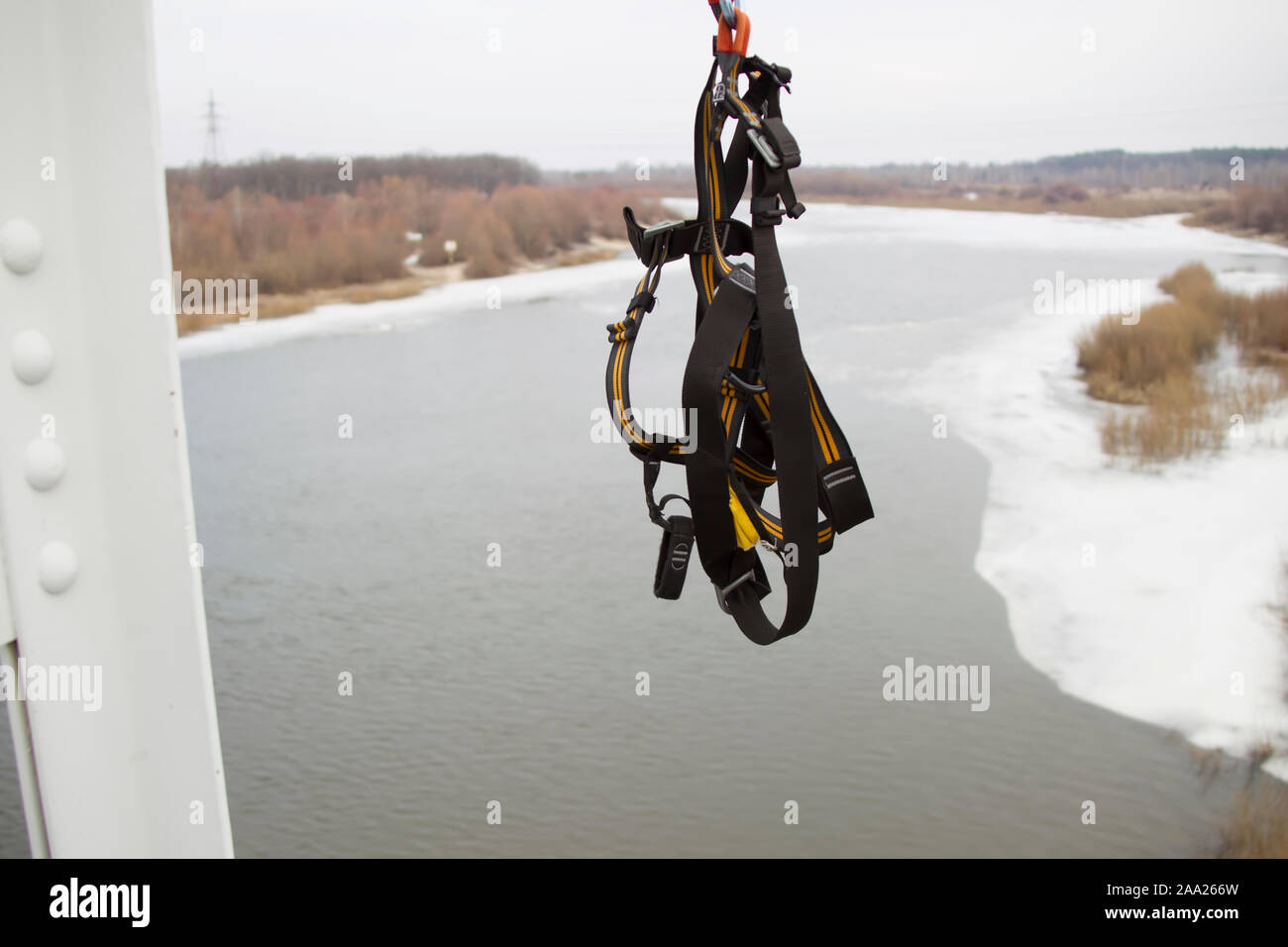 Il Salto dal ponte alla fune.Ropejumping.equipaggiamento di sicurezza appeso dal ponte Foto Stock