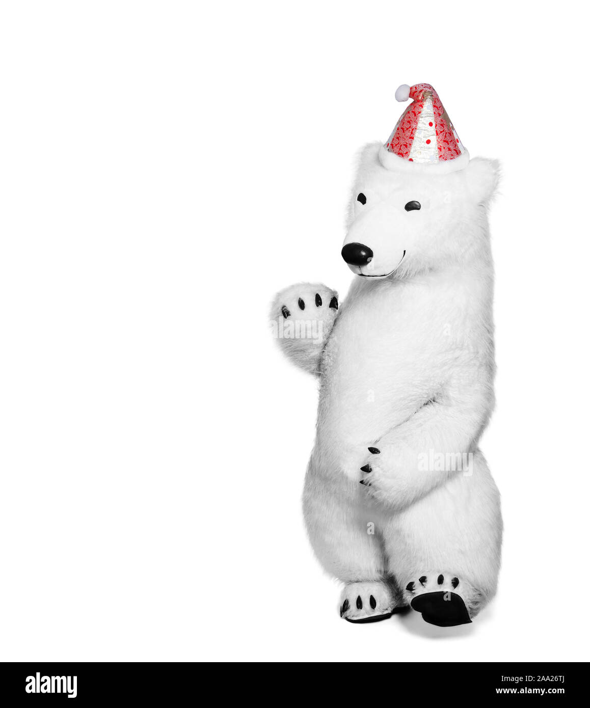 Toy orso polare in un cappuccio rosso agitando la mano nel saluto. orso polare isolato su sfondo bianco con posto vuoto per il testo Foto Stock