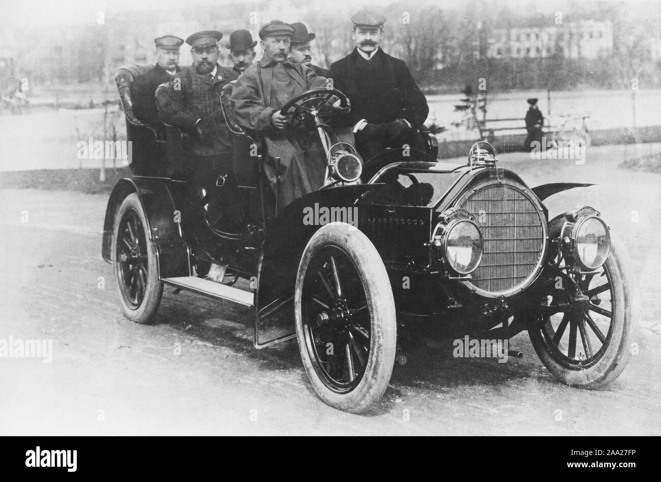 Storia motoristica. Il boardmembers svedese della royal automobile club, Sam Hellberg, Percy Tamma e Emil Saelmson sono seduti in una vettura realizzata dal produttore tedesco Nag, Neue Automobil-Gesellschaft. La Svezia 1906 Foto Stock