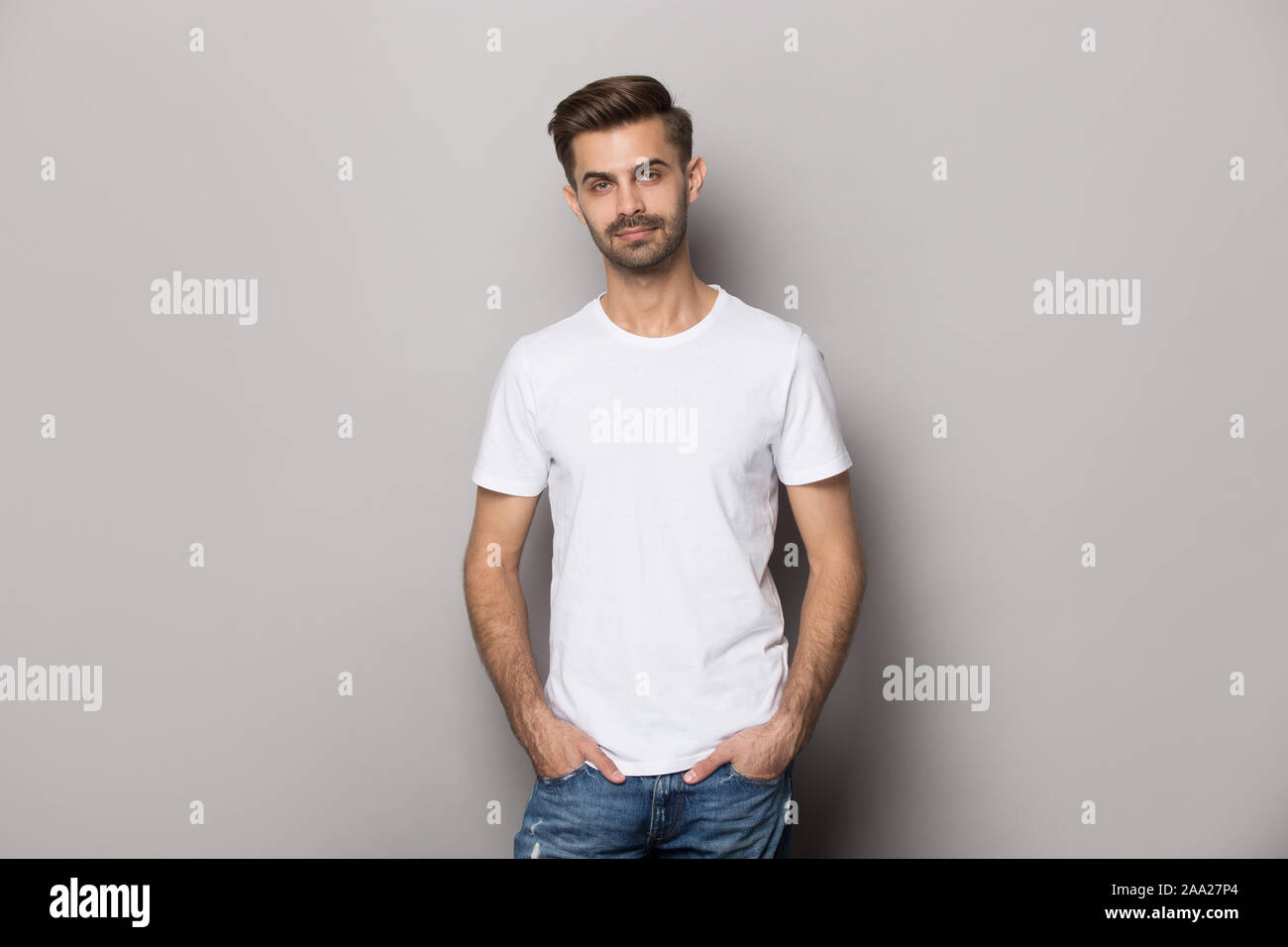 Ritratto con sorridente bello uomo barbuto in t-shirt bianco. Foto Stock