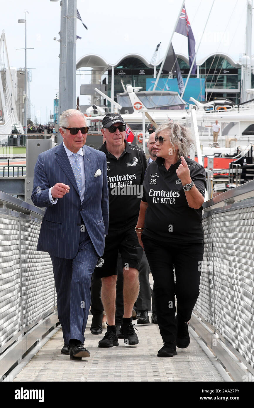 Il Principe di Galles colloqui con Emirates Team New Zealand per la Coppa America i membri a seguito di una gita in barca al Porto di Viaduct, Auckland, il terzo giorno del royal visita in Nuova Zelanda. Foto Stock