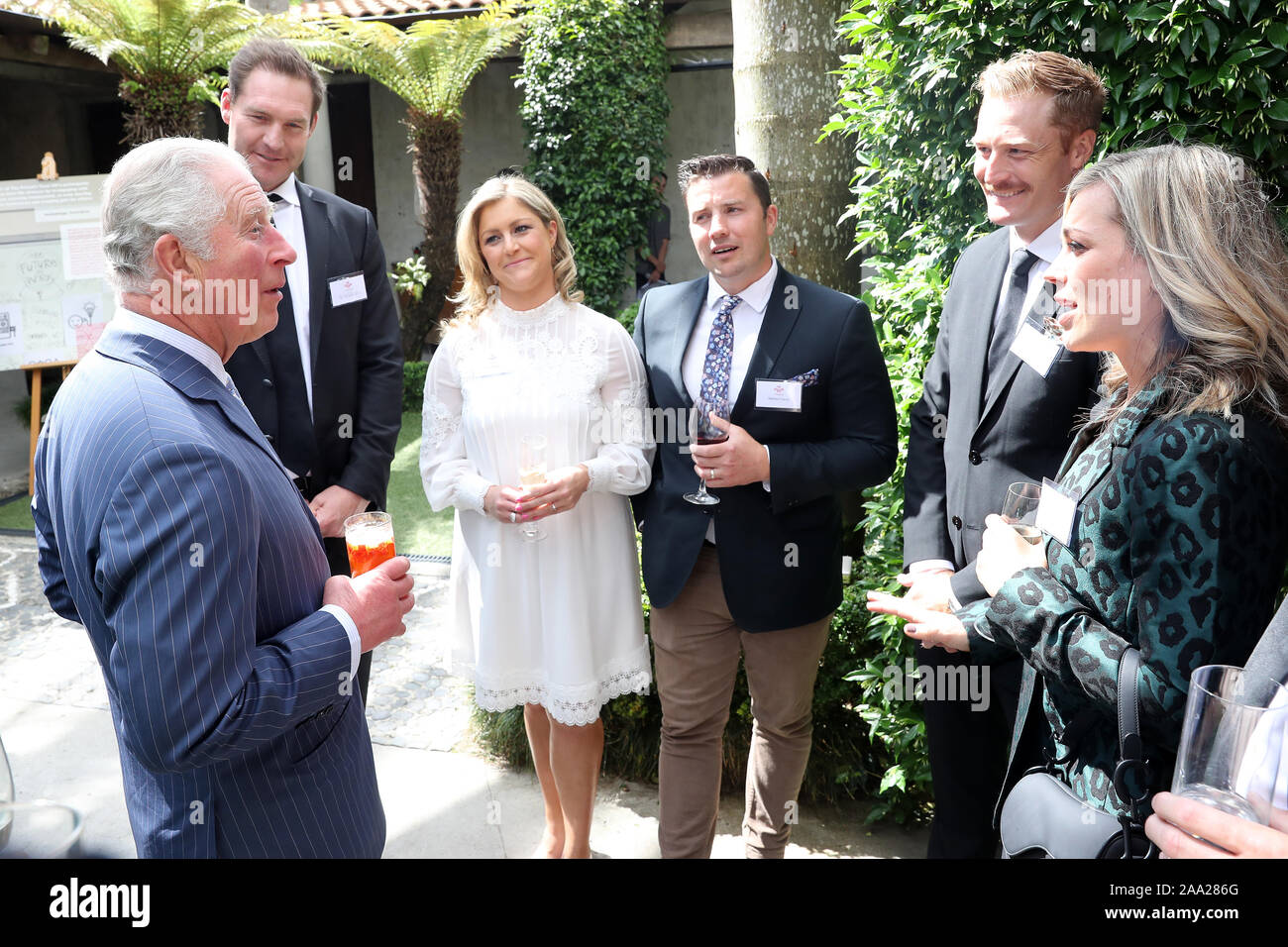 Il Principe di Galles colloqui con la Nuova Zelanda tutti giocatore nero Ali Williams, Toni Street e Matt Francia, come frequenta un Prince's Trust ricezione presso Mantells, Mt Eden, Auckland, il terzo giorno del royal visita in Nuova Zelanda. Foto Stock