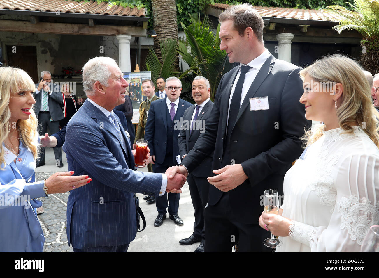 Il Principe di Galles incontra Nuova Zelanda tutti giocatore nero Ali Williams, come frequenta un Prince's Trust ricezione presso Mantells, Mt Eden, Auckland, il terzo giorno del royal visita in Nuova Zelanda. Foto Stock