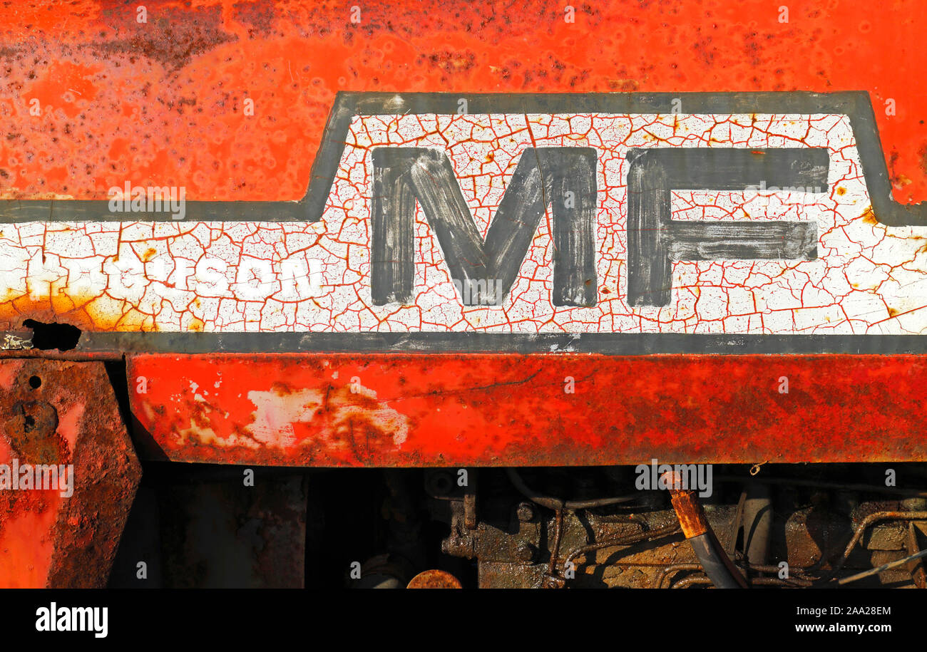 Una vista di un logo sul lato di un vecchio trattore Massey Ferguson utilizzato dai pescatori costieri a Cley-next-Mare, Norfolk, Inghilterra, Regno Unito, Europa. Foto Stock