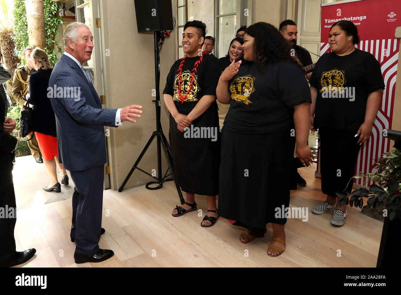 Il Principe di Galles parla ai membri dei frati nero, come frequenta un Prince's Trust ricezione presso Mantells, Mt Eden, Auckland, il terzo giorno del royal visita in Nuova Zelanda. Foto di PA. Picture Data: martedì 19 novembre, 2019. Vedere PA storia ROYAL Charles. Foto di credito dovrebbe leggere: Chris Jackson/PA FILO Foto Stock