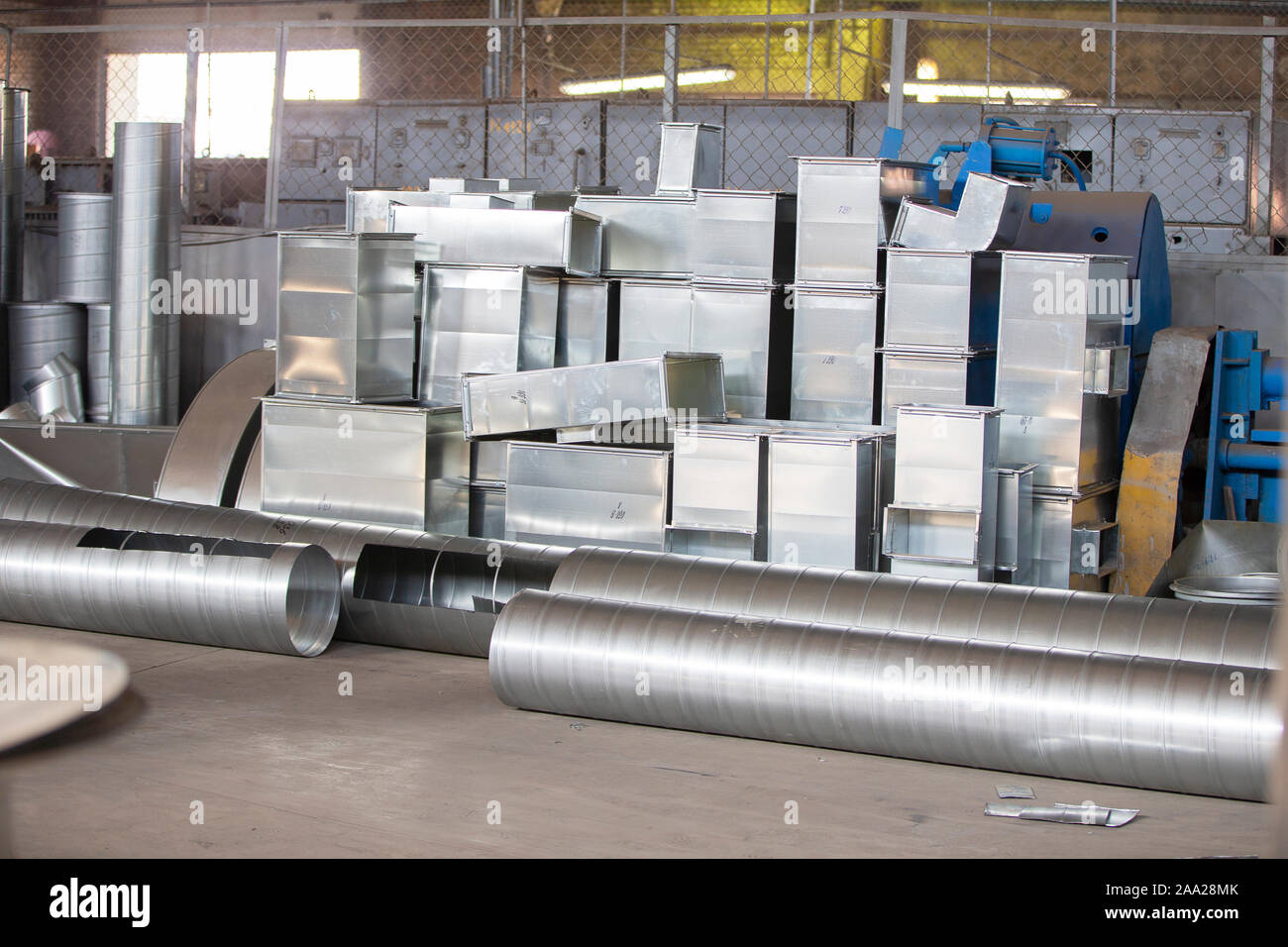 Il Workshop in fabbrica per la produzione di tubi di ventilazione. Ventilazione tubi metallici. Foto Stock