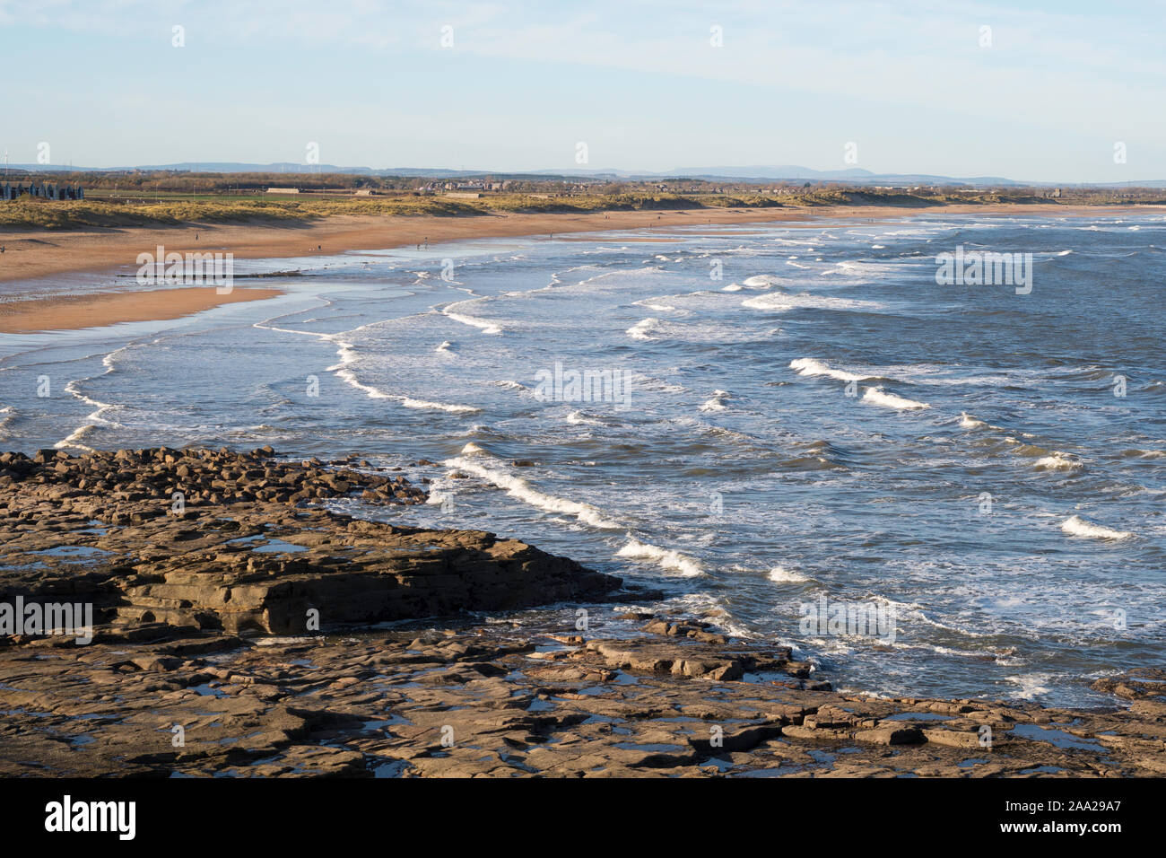 Interruttori automatici di avvicinamento alla spiaggia tra Seaton Sluice e Blyth, con pozzetti rocce in primo piano, Northumberland, England, Regno Unito Foto Stock