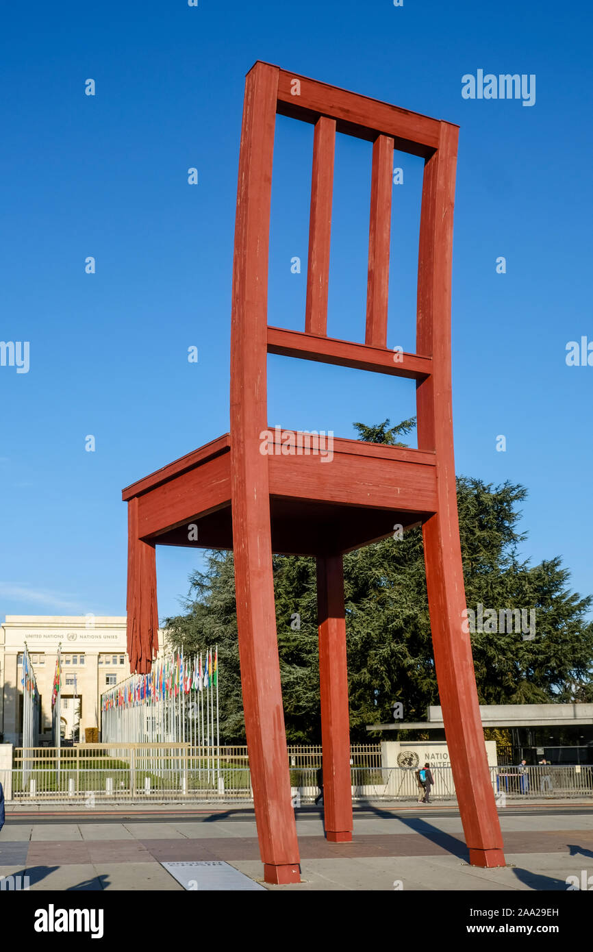 Ginevra svizzera. A La Place des Nations la piazza ospita la monumentale opera "sedia rotta" Foto Stock