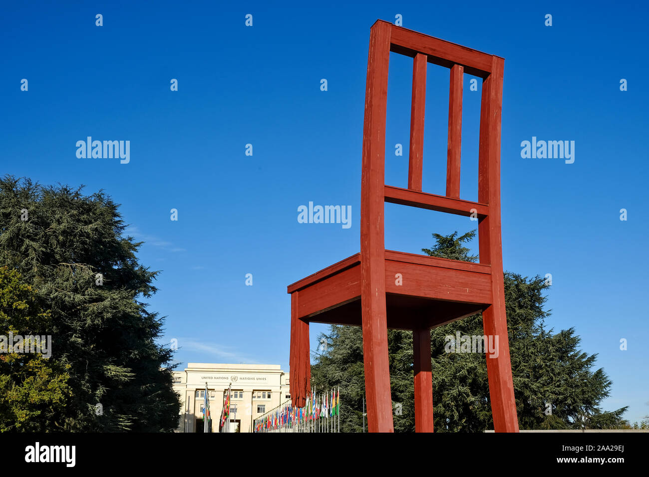 Ginevra svizzera. A La Place des Nations la piazza ospita la monumentale opera "sedia rotta" Foto Stock