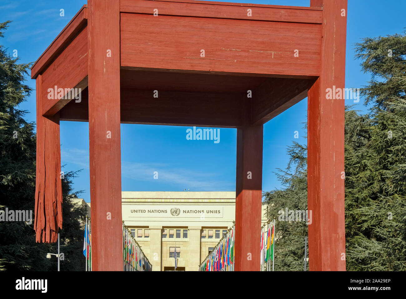 Ginevra svizzera. A La Place des Nations la piazza ospita la monumentale opera "sedia rotta" Foto Stock