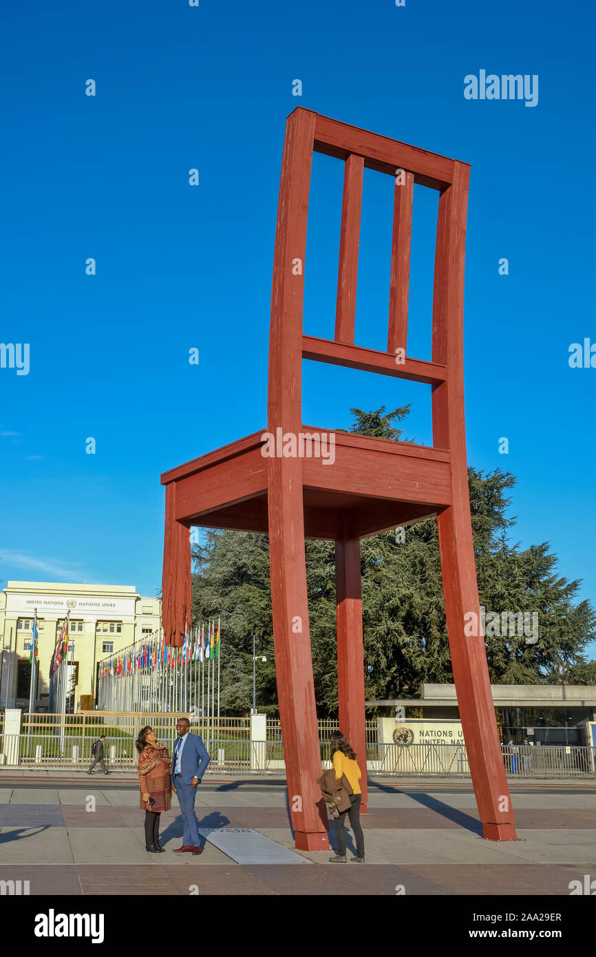 Ginevra svizzera. A La Place des Nations la piazza ospita la monumentale opera "sedia rotta" Foto Stock