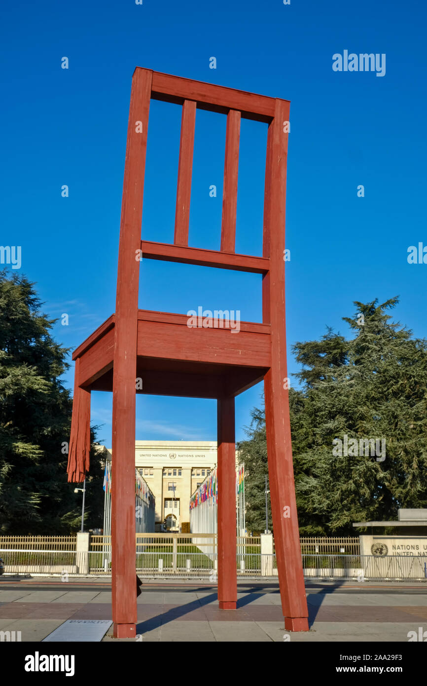 Ginevra svizzera. A La Place des Nations la piazza ospita la monumentale opera "sedia rotta" Foto Stock