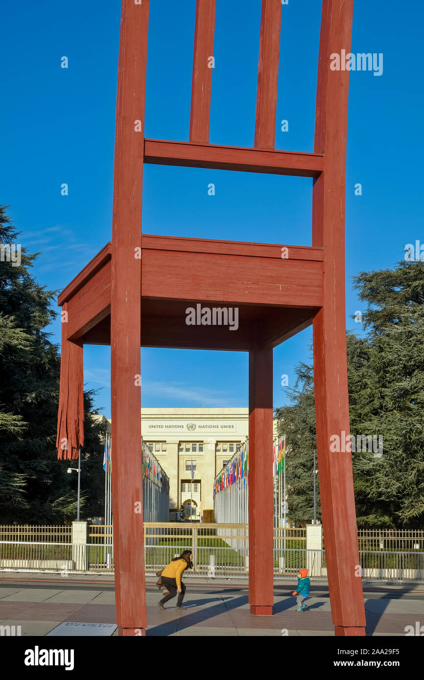 Ginevra svizzera. A La Place des Nations la piazza ospita la monumentale opera "sedia rotta" Foto Stock