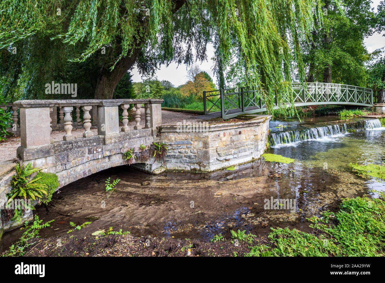 Una decorazione a ponte sopra il fiume Frome, Athelhampton House & Gardens Dorset, Inghilterra, Regno Unito. Foto Stock