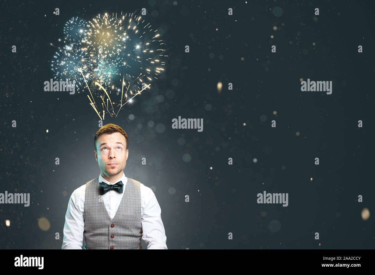 Ritratto di un uomo con fuochi d'artificio sopra la testa Foto Stock