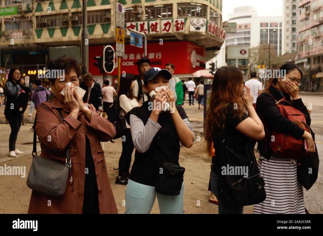 Hong Kong, Cina. Xix Nov, 2019. I pedoni sulla strada Nathan-Jordan junction coprire i loro nasi come odore di gas lacrimogeni sono rimasti in aria dopo un uso ripetuto del gas lacrimogeni dalla polizia per disperdere i manifestanti durante la scorsa notte di scontro armato.It viene segnalato che il livello di diossina nell'atmosfera hanno girato su drammaticamente dopo lo scoppio della persistenza di disobbedienza civile di Hong Kong come il risultato di un eccessivo uso di gas lacrimogeni e di altre sostanze chimiche tossiche contro i dimostranti dalla polizia di Hong Kong ha vigore.Nov-19, 2019 Hong Kong.ZUMA/Liau Chung-ren (credito Immagine: © Liau Chung Foto Stock