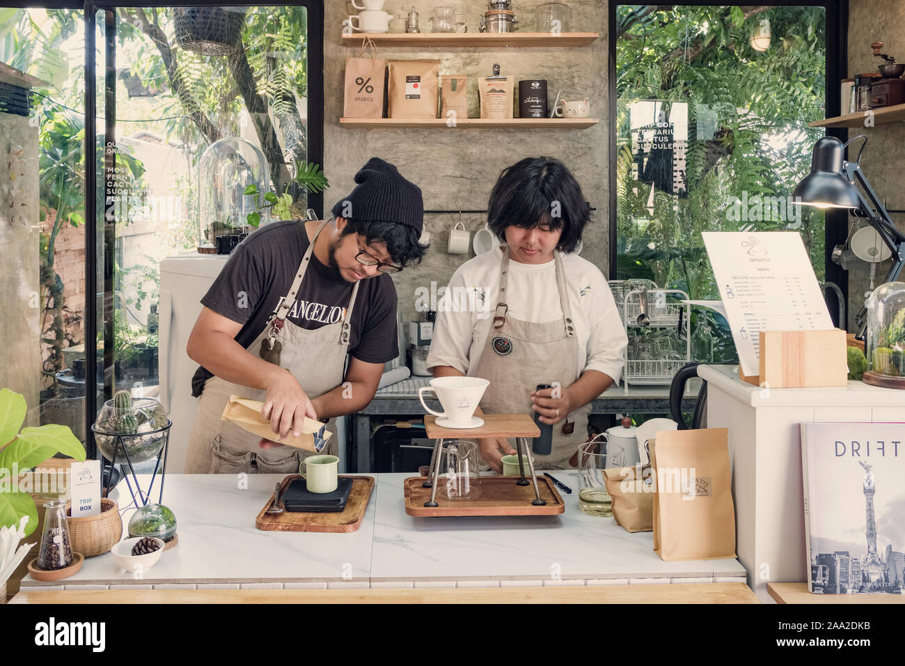 Unidentified baristi Caffè in tanga moderna caffetteria cafe in Chiang Mai Foto Stock