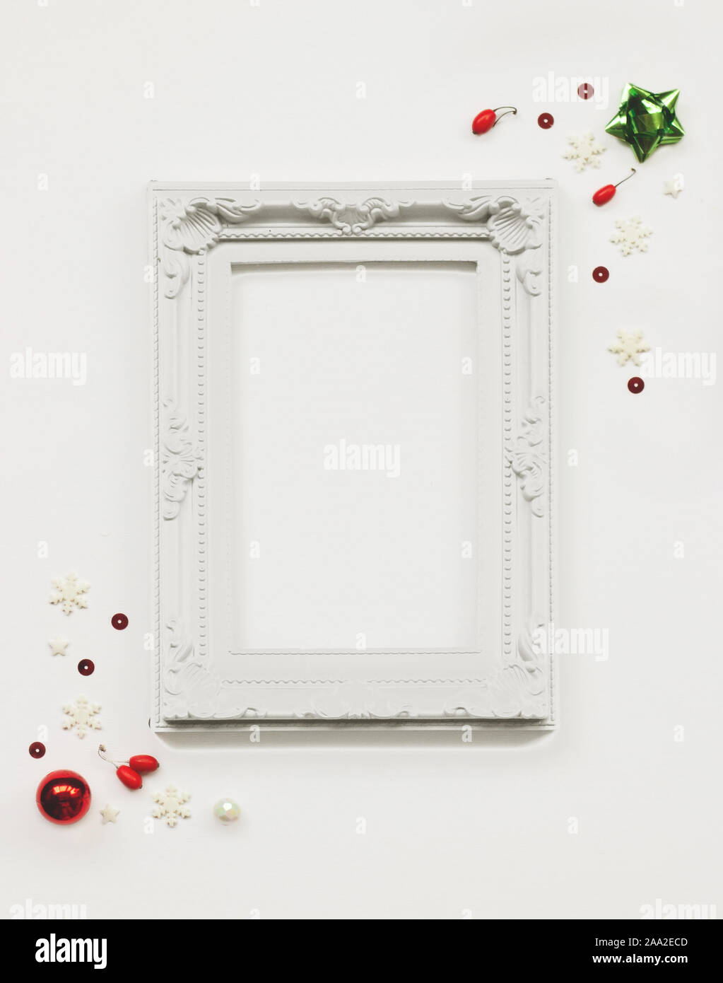Composizione fatta di bianco cornice fotografica con decorazione di Natale; Natale photo frame mock up Foto Stock