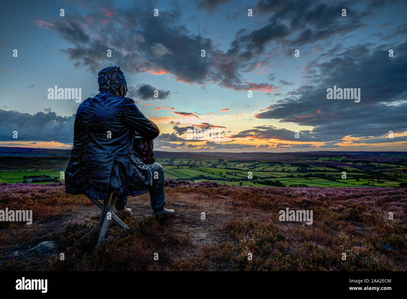 L'uomo seduto scultura, a 3 metri di altezza la statua si trova sulla North York Moors tra Castleton e Westerdale creato dall'artista Sean Henry, REGNO UNITO Foto Stock