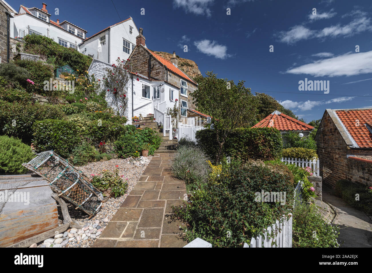 Pittoresche case e giardini in Runswick Bay, North Yorkshire, North York Moors National Park, Inghilterra, Regno Unito. Foto Stock