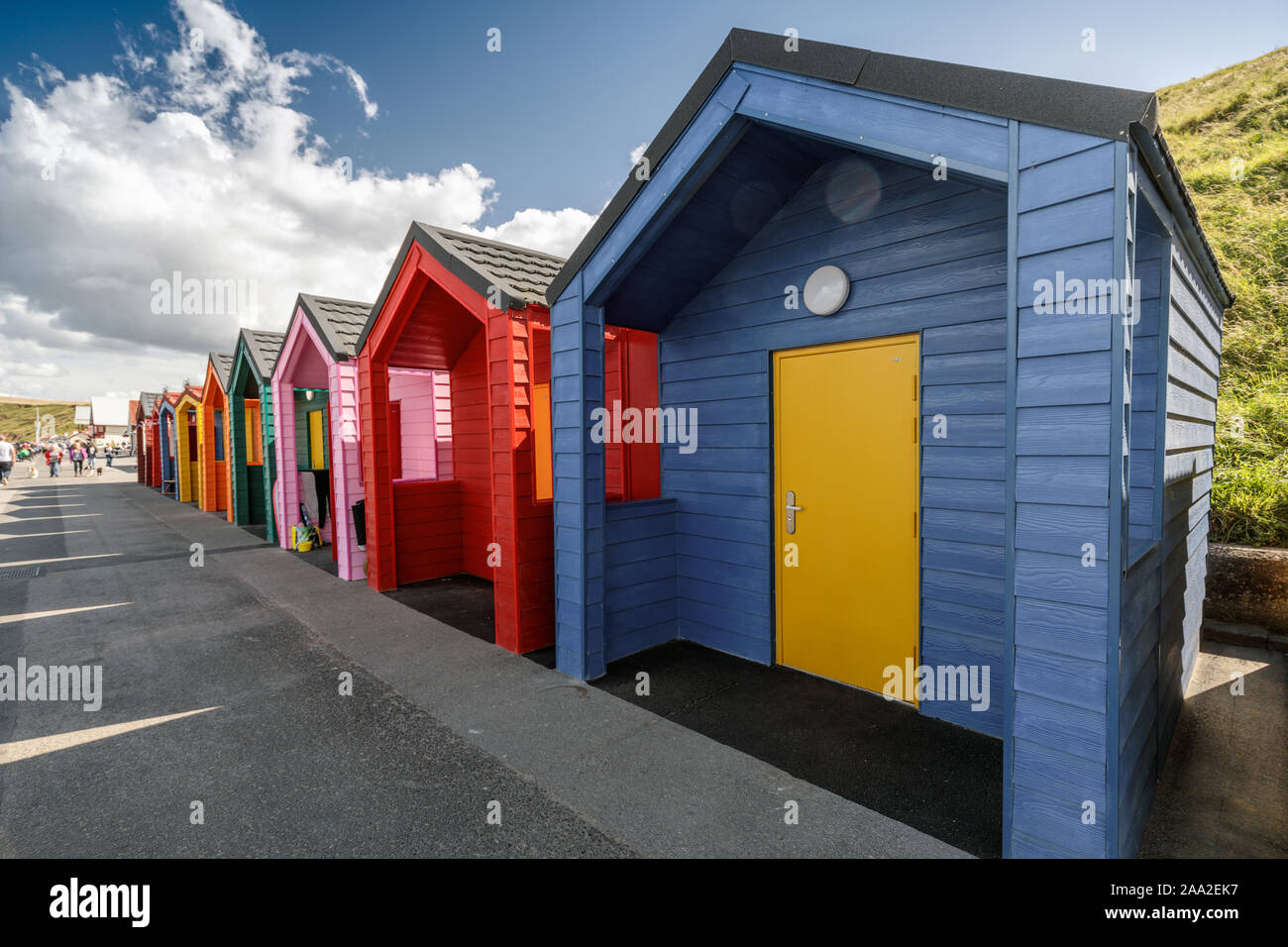 Linea di spiaggia colorata capanne sulla Saltburn promenade, Saltburn dal mare, North Yorkshire, Regno Unito Foto Stock