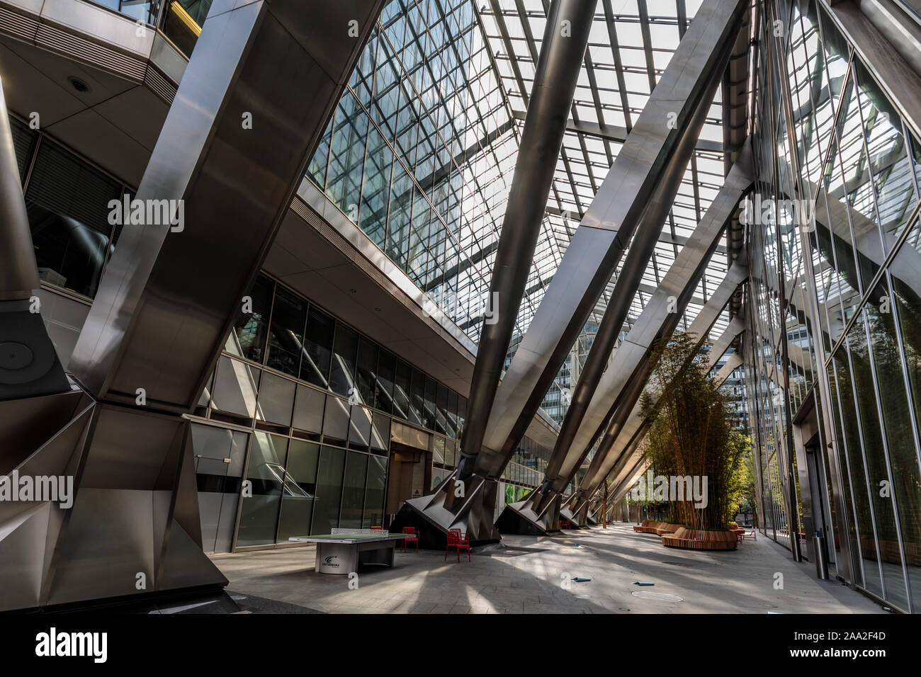 Broadgate Plaza è un bambù e piene di luce avenue tra Broadgate Tower e 201 Bishopsgate, London Foto Stock