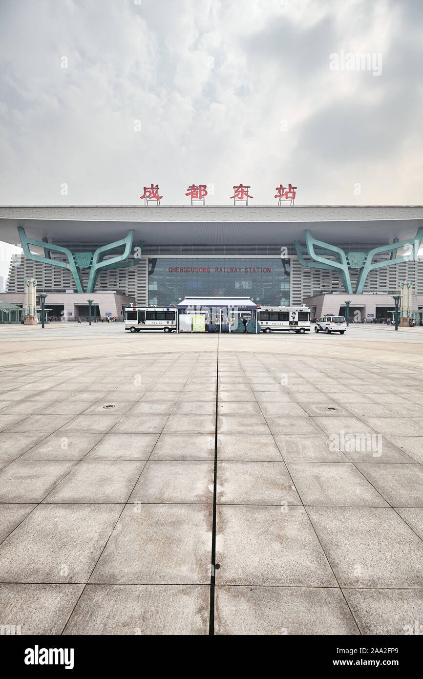 Chengdu, Cina - Ottobre 01, 2017: Polizia forza mobile nella parte anteriore del Chengdu stazione ferroviaria edificio moderno. Foto Stock