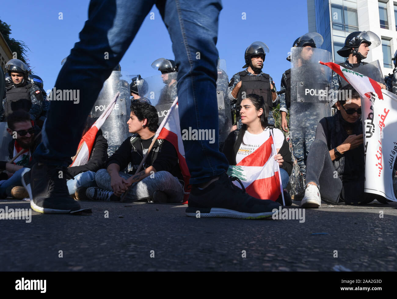 *** Strettamente NESSUNA VENDITA A MEDIA FRANCESI O EDITORI.Novembre 19, 2019 - Beirut, Libano: libanese manifestanti per strada e bloccare le strade che portano al parlamento del paese per impedire che i legislatori da tenere una sessione prevede la discussione di una controversa amnistia generale legge. Des manifestants libanais se sont rassembles devant Les routes menant au parlement afin d'empecher les deputes de participer un une session parlementaire comprenant notamment la discussione d'onu Projet de loi controverse d'amnistie generale. Foto Stock