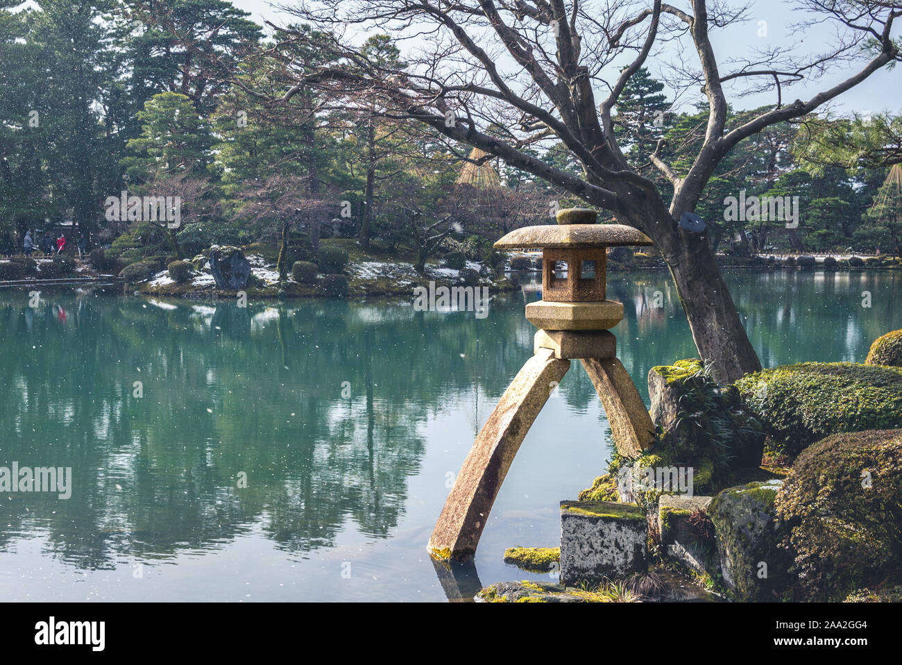 Il Kotoji Toro un due zampe lanterna di pietra a Kanazawa, Giappone Foto Stock