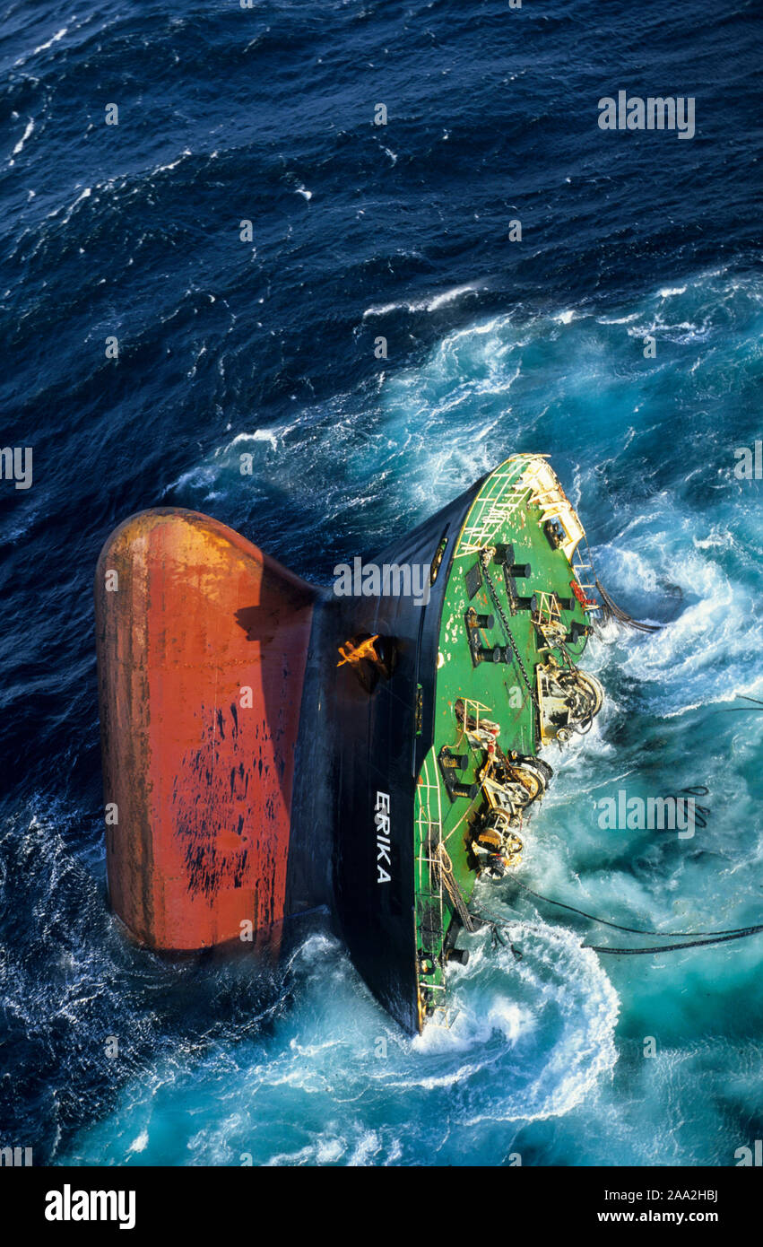 Marea nera causata dal naufragio della petroliera Erika al largo delle coste bretoni (nord-ovest della Francia) il 12 dicembre 1999. La petroliera noleggiata dal totale di trasportare 31.000 tonnellate di olio combustibile pesante si è spezzata in due in una tempesta al largo di Penmarc'h: qui, il naufragio della nave Foto Stock