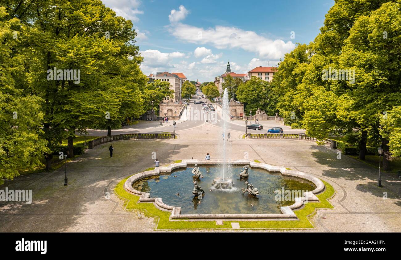 Fontana presso l'Angelo della Pace al Maximiliansanlagen, Monaco di Baviera, Baviera, Baviera, Germania Foto Stock