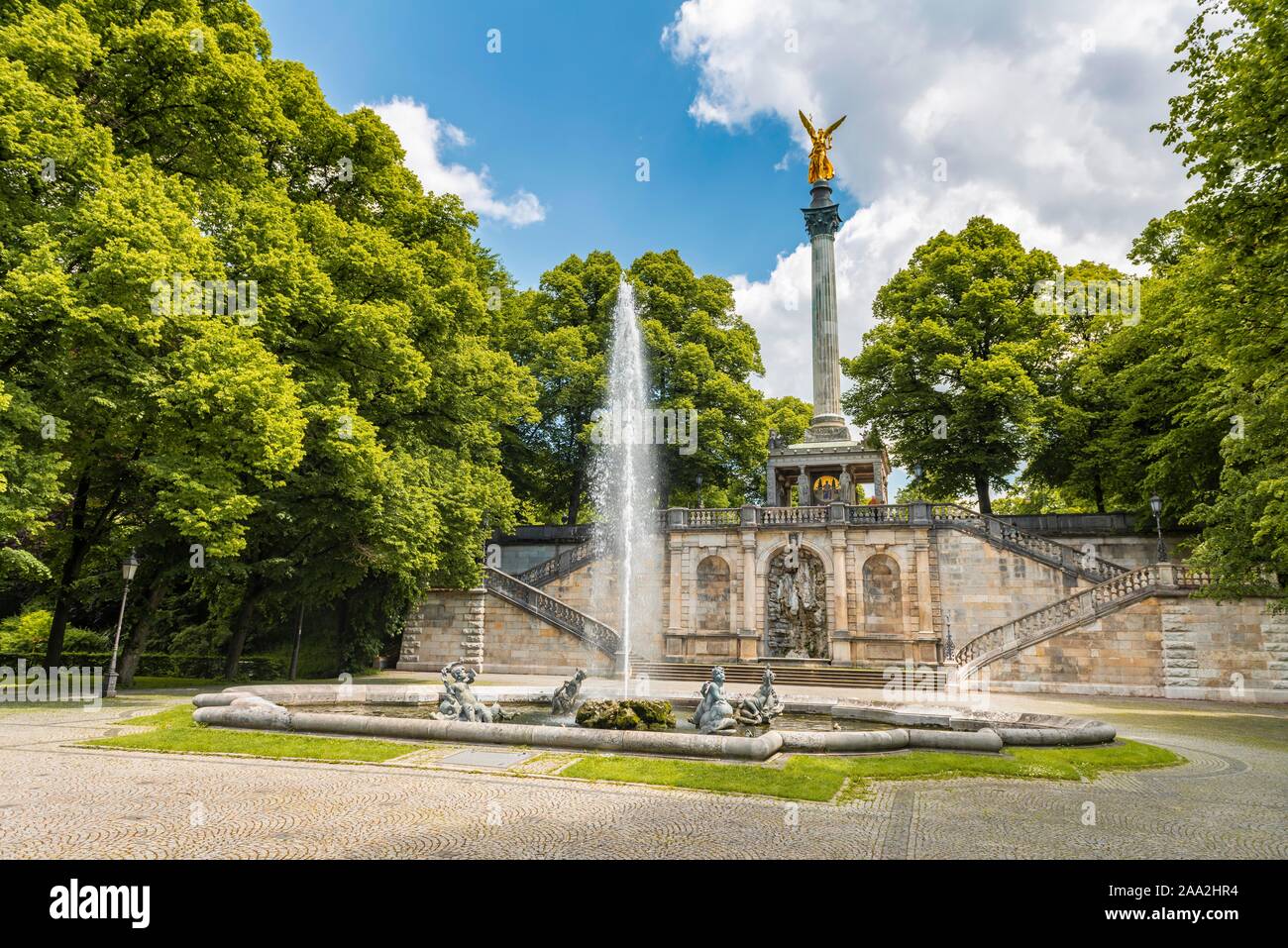 Angelo della Pace con fontana al Maximiliansanlagen, Monaco di Baviera, Baviera, Baviera, Germania Foto Stock