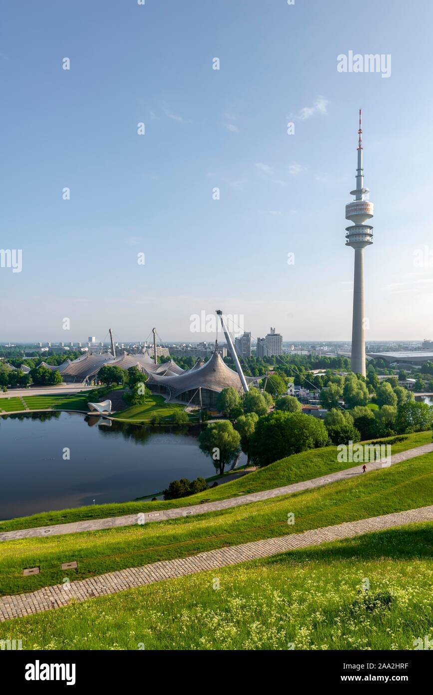 Terreno Olimpico, Parco con il lago Olimpico e la torre della televisione, Olympic Tower, Olympic Park, Monaco di Baviera, Baviera, Baviera, Germania Foto Stock