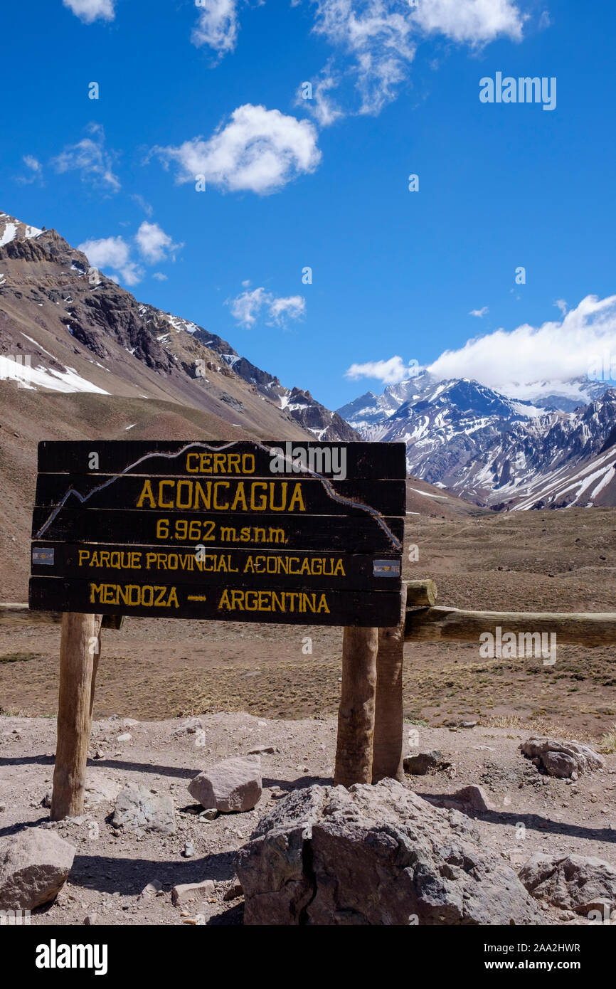 Belvedere del Parco Aconcagua con il Monte Aconcagua in background, provincia di Mendoza, Argentina Foto Stock