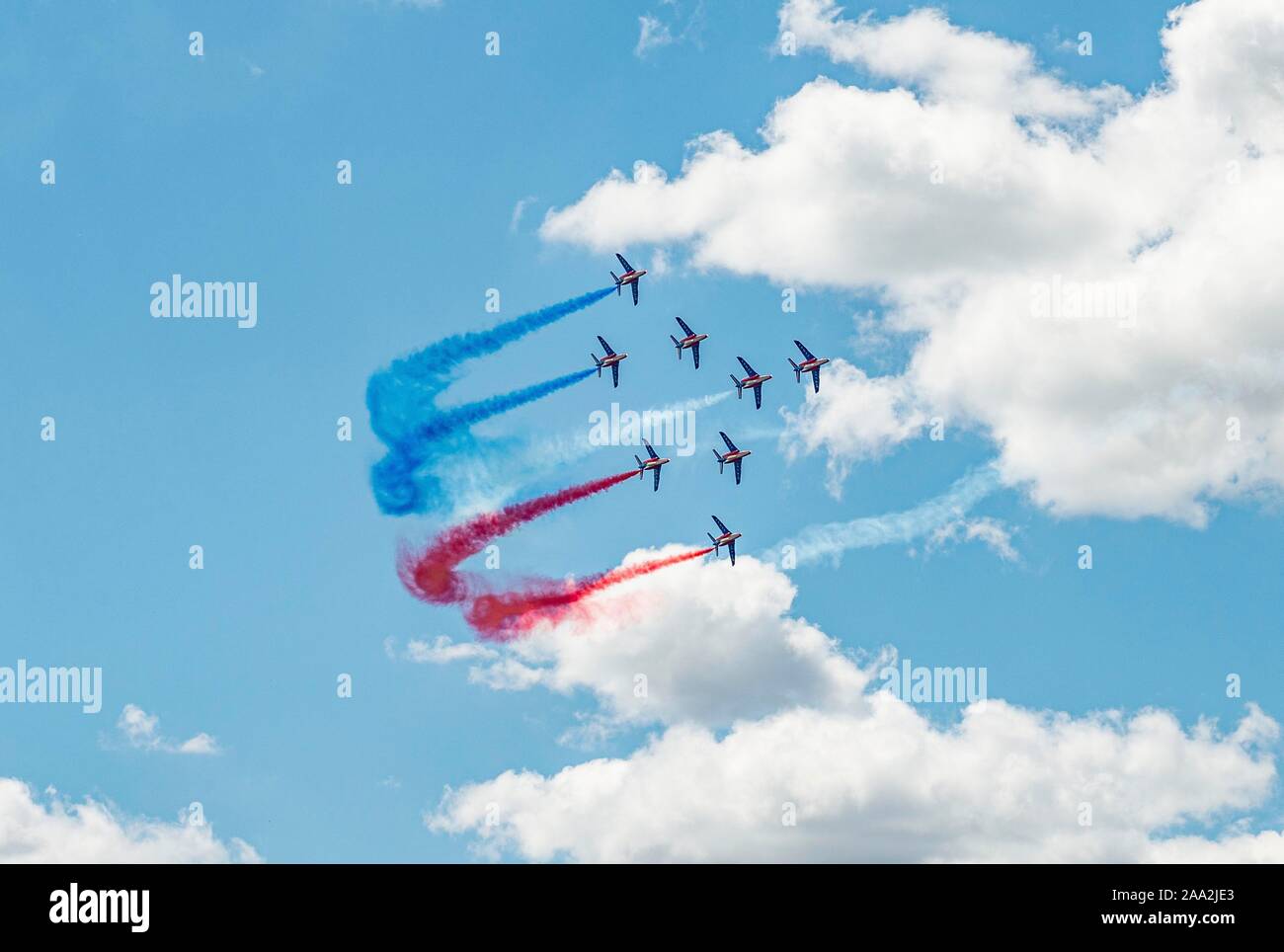 L'acrobazia con bandiera francese, Patrouille de France, acrobazia dello squadrone francese Air Force, aereo Alpha Jet in francese colori, Airshow, Parigi Foto Stock