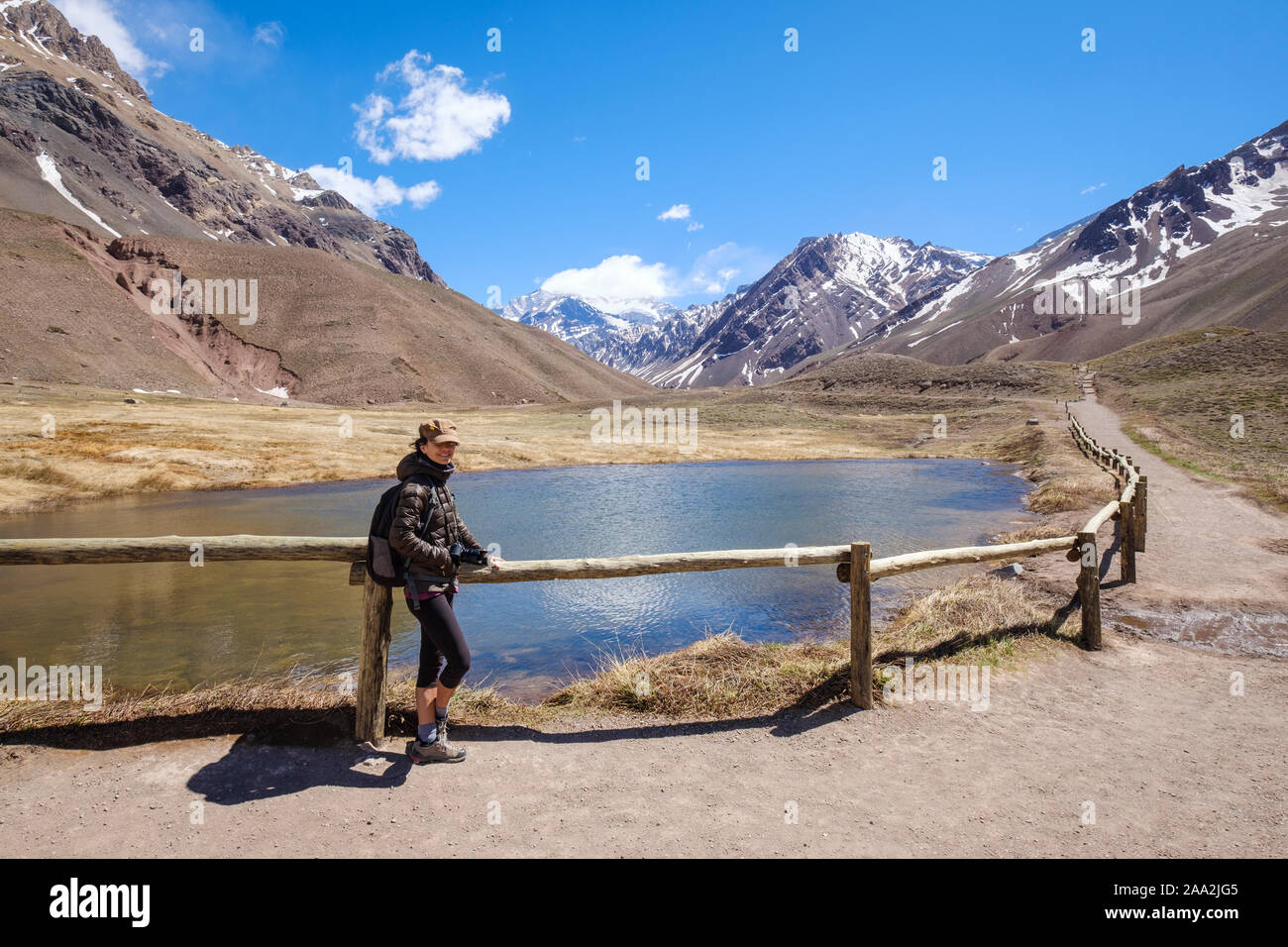 Visitatore femmina sulla laguna Los Horcones nel parco Aconcagua con il Monte Aconcagua in background, provincia di Mendoza, Argentina Foto Stock