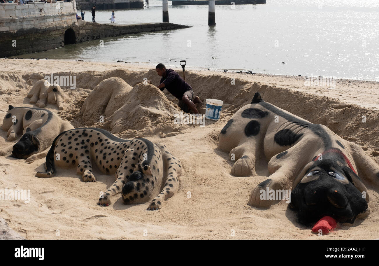 Animali sculture di sabbia sulla spiaggia di Lisbona Portogallo Foto stock  - Alamy