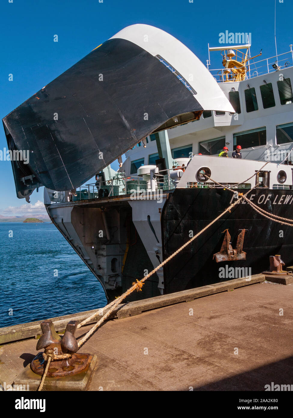 Caledonian MacBrayne, MV Isola di Lewis, traghetto roll-off con porta a prua sollevata al terminal dei traghetti Oban, Argyll and Bute, Scozia, Regno Unito Foto Stock