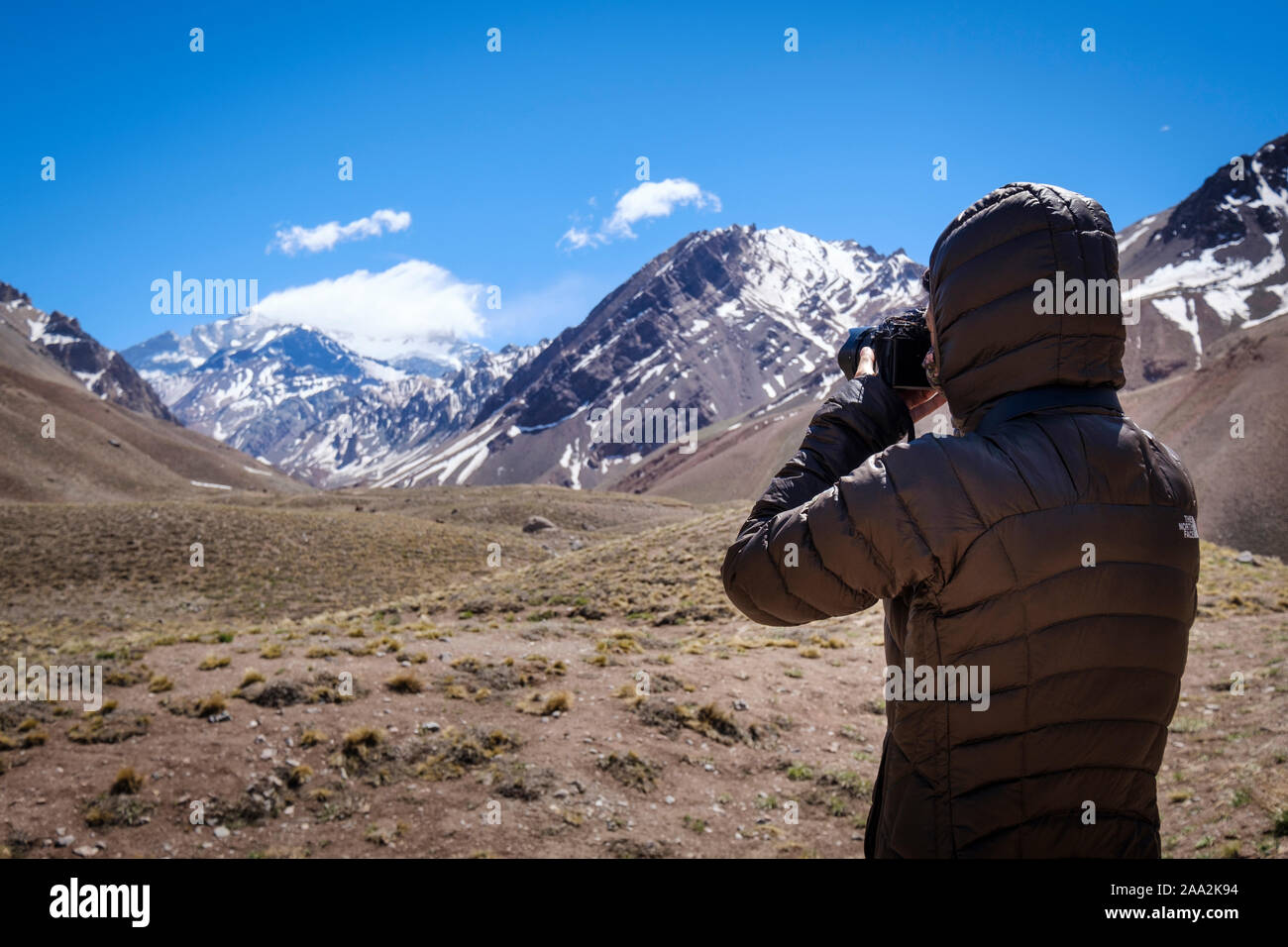 Indossa una camicia isolata mentre si fotografa il Monte Aconcagua a Parco Aconcagua, provincia di Mendoza, Argentina Foto Stock