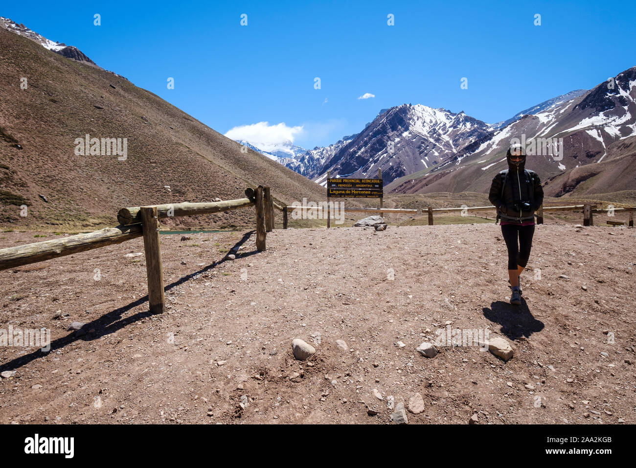 Visitatore femmina al Parco Aconcagua con il Monte Aconcagua in background, provincia di Mendoza, Argentina Foto Stock