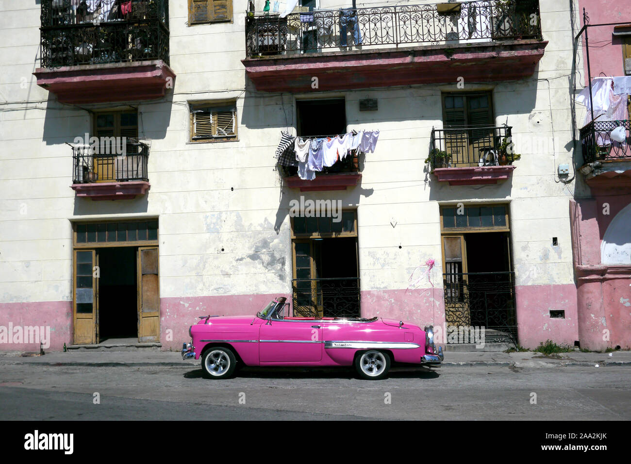 L'Avana, Cuba - 20 Dicembre 2016 : vecchie auto americane sono ancora una visione comune nelle stradine di l'Avana, Cuba. Molti sono utilizzati come taxi per entrambi turi Foto Stock