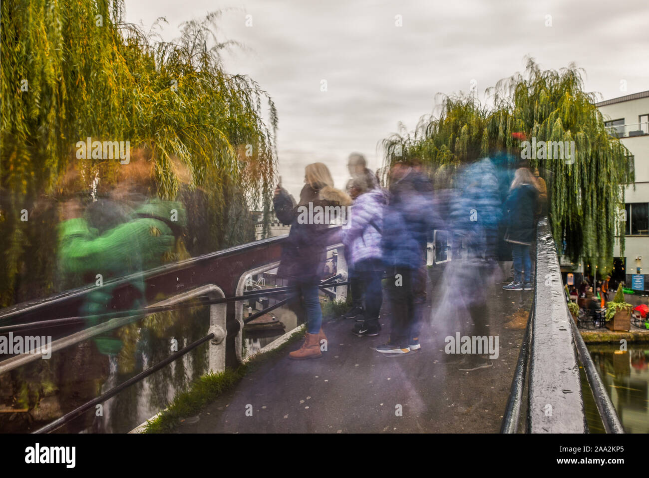 Camden town un marciapiede ponte con sfocato, persone in movimento Foto Stock
