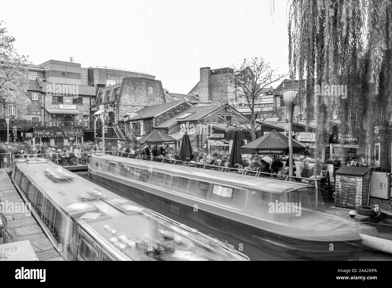 11.09.2019. Londra, Regno Unito. Camden town è un canale comune punto di incontro. Il mercato alimentare e il viaggio sul fiume punto di partenza. Foto Stock
