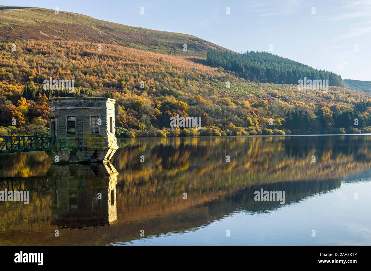 Riflessioni autunnali sul Bacino Di Talybont nel Parco Nazionale Brecon Beacons di Powys nel Galles del Sud. L'autunno è arrivato. Foto Stock