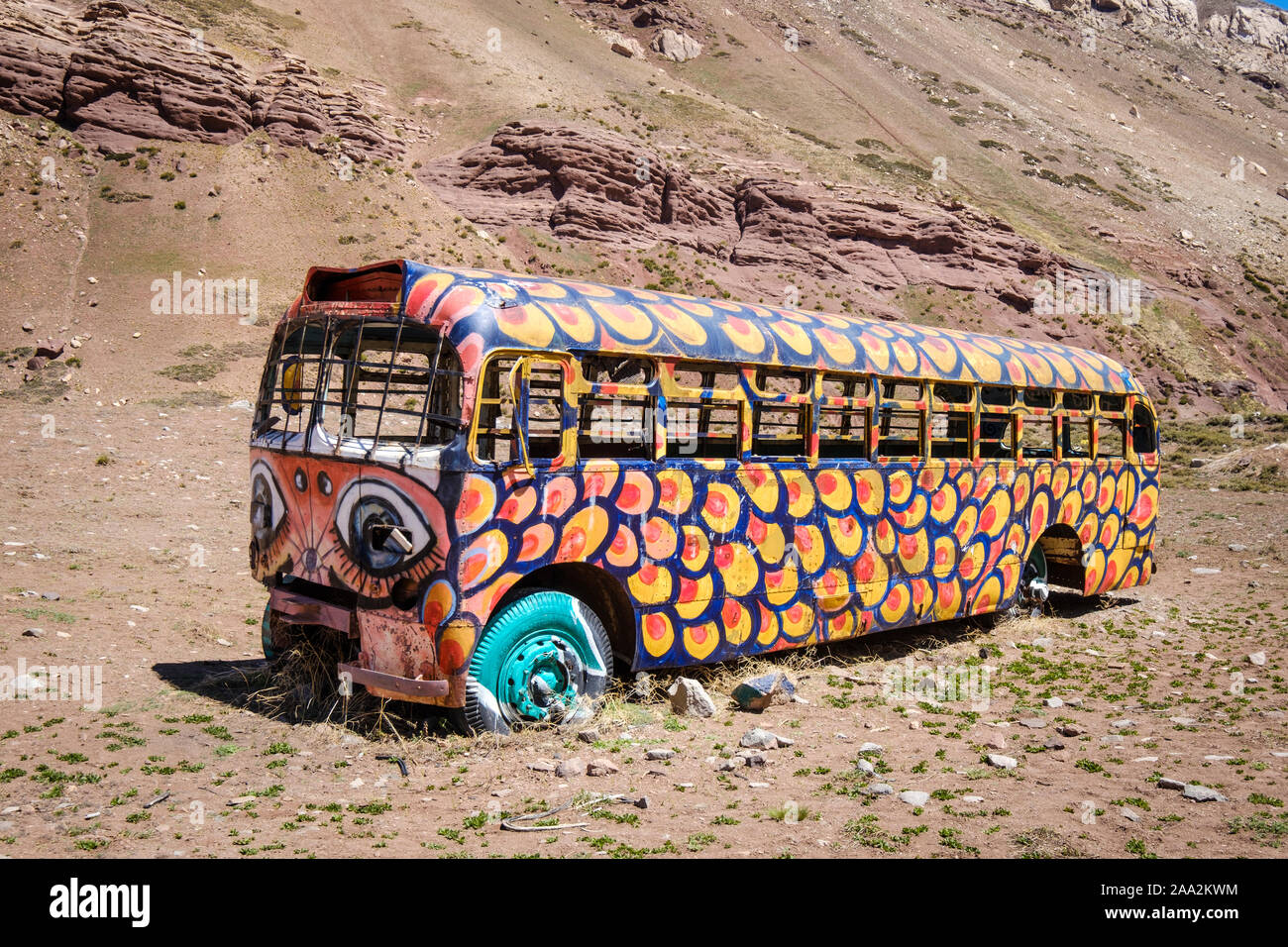 Abbandonato il bus dipinta sulla montagna andina gamma nella provincia di Mendoza, Argentina Foto Stock