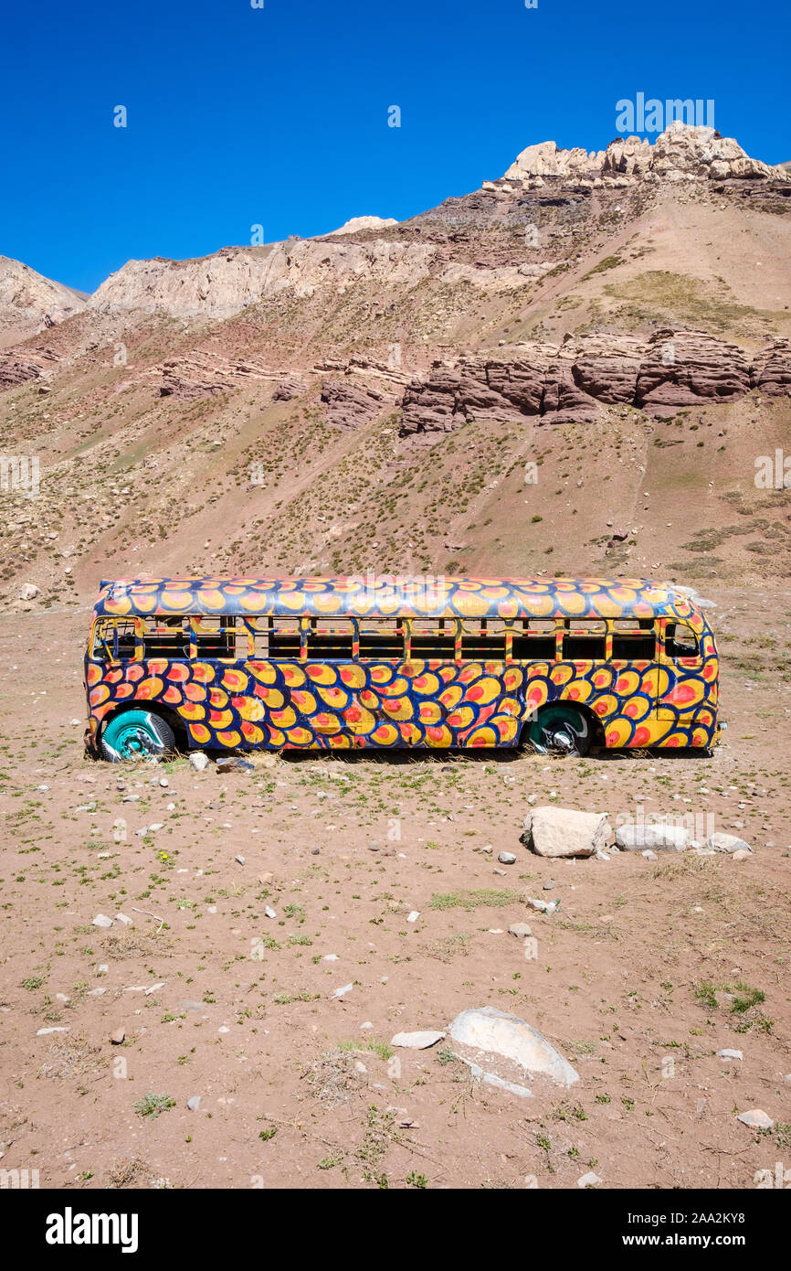 Abbandonato il bus dipinta sulla montagna andina gamma nella provincia di Mendoza, Argentina Foto Stock