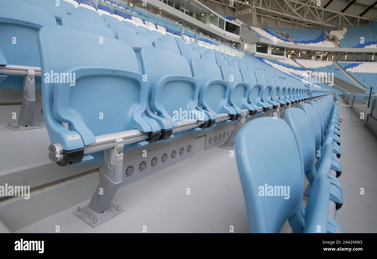 Una vista generale che mostra le bocchette dell'aria condizionata sotto lo  spettatore posti presso l'Al Janoub Stadium, Doha, Qatar. Lo stadio è di  essere usato come un luogo di ritrovo per il