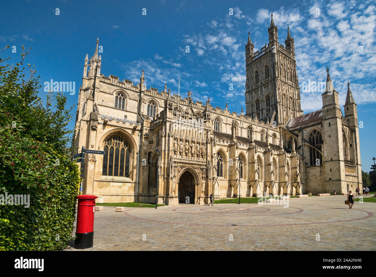 La cattedrale di Gloucester, giardini, fiore display, Gloucestershire, England, Regno Unito Foto Stock