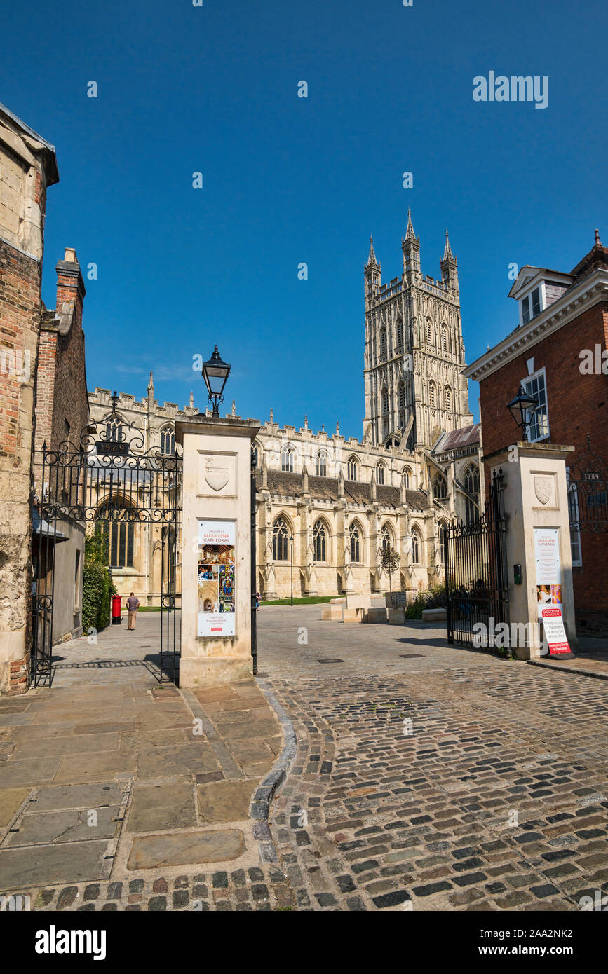 La cattedrale di Gloucester, ingresso, cancelli, giardini, Gloucestershire, England, Regno Unito Foto Stock